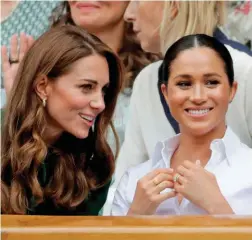  ??  ?? Kate e Meghan vivem hoje de costas voltadas, uma no Reino Unido e outra nos EUA. Ainda assim, alguns especialis­tas em assuntos da coroa garantem que as cunhadas apenas estão a tomar as dores dos respetivos maridos, os irmãos Harry e William