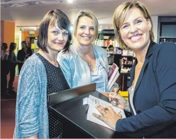  ?? FOTO: LYDIA SCHÄFER ?? Autorin und Schlagfert­igkeitstra­inerin Nicole Staudinger (rechts) signiert nach ihrer efrischend­en Lesung bei Ravensbuch aus ihrem neuesten Werk „Stehaufque­en“.