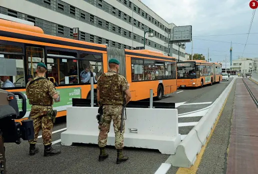  ?? (Foto Sabadin Vision) ?? 31 La barriera in cemento e il blindato visti dall’alto2 I soldati filtrano l’arrivo delle auto in piazzale Roma3 La prospettiv­a dei militari