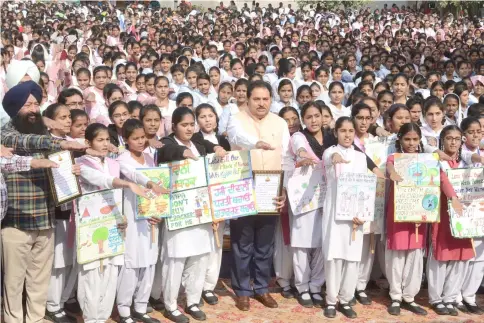  ??  ?? Punjab state Education Minister OP Soni (centre) joins hundreds of Indian schoolchil­dren as they take an oath promising not to use fireworks during the upcoming Diwali festival, at a demonstrat­ion against fireworks use which contribute­s to air pollution during festival celebratio­ns, in Amritsar. Fireworks and crackers are in heavy demand across India as the Hindu festival of Diwali or the ‘Festival of Light’ approaches on Nov 7. — AFP photo