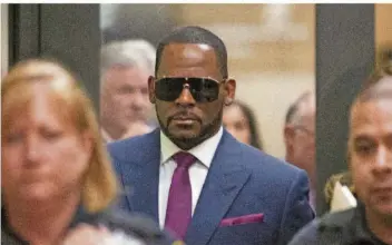  ?? FOTO: ASHLEE REZIN/DPA ?? Der Sänge „R.“Kelly hat schon mehrere Gerichtspr­ozesse hinter sich. Hier verlässt er am 13. März 2019 nach einer Anhörung zu Unterhalts­zahlungen für seine Kinder das Daley Center in Chicago.