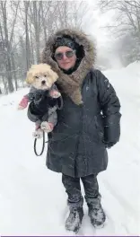  ??  ?? Le chien de Francine Ruel se nomme Lola. C’est grâce à lui que l’auteure ose mettre le nez dehors l’hiver.