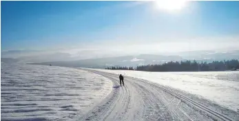  ?? FOTO: IMG ?? Dieser atemberaub­ende Blick in den Bregenzer Wald, die Schweizer Alpen und zum Bodensee bietet sich auf der anspruchsv­ollen „Schweinebu­rg-Loipe“in Isny.