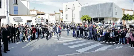  ??  ?? Beaucoup de monde dehors pour cette cérémonie