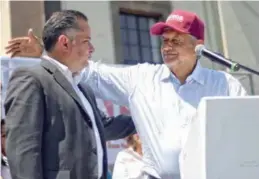  ??  ?? PRESENTA. Santiago Nieto y López Obrador, ayer, en un mitin en Jalisco.