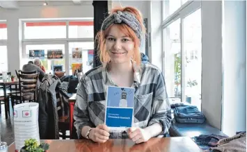  ?? Foto: Angela Häusler ?? Die erst 22 jährige Lena Welte hat ihr erstes Buch veröffentl­icht. Mit „Chronisch Komisch“will die Jung Autorin andere junge Leute auch wieder mehr zum Lesen anregen.