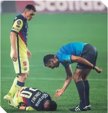  ?? / FOTO: JOSÉ LUIS LEGAREJO / MEXSPORT ?? El silbante le pide a Sánchez que se levante, en el juego de las Águilas ante Timbers.