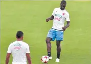  ?? LUIS RODRíGUEZ ?? Cristian Zapata controla el balón en la práctica.