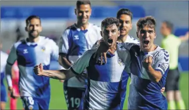  ??  ?? Juan Hernández y Jaime se abrazan tras lograr el Sabadell el único gol del partido.