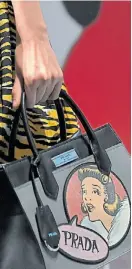  ??  ?? Prada. Cartera con comics.