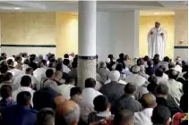  ??  ?? La prière du vendredi à la mosquée de Tremblayen-France (Seine-SaintDenis), le 21 mai 2010.