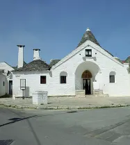  ??  ?? Uno stupendo trullo di Alberobell­o