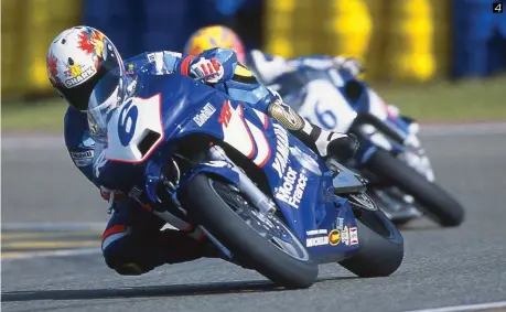  ??  ?? 4 Sa carrière de pilote s’arrêtera en 2000, l’année suivante de son titre de champion de France Supersport avec Yamaha. 4