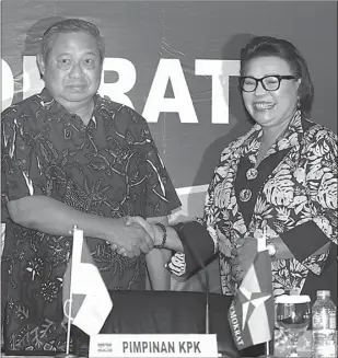  ?? IMAM HUSEIN/JAWA POS ?? SINERGI: Wakil Ketua KPK Basaria Panjaitan (kanan) berjabat tangan dengan Ketua Umum Partai Demokrat Susilo Bambang Yudhoyono di kantor DPP Partai Demokrat, Jakarta, kemarin (13/9).