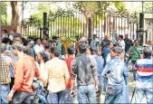  ??  ?? Fans of Bollywood actor Sridevi and mediaperso­ns gather at her Mumbai residence to express their grief.