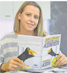  ?? FOTO: IRIS MAURER ?? Nadine Renner aus Gersweiler hat das Kinderbuch „Rabe Rüdiger“veröffentl­icht.