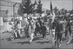  ?? MARCUS YAM/LOS ANGELES TIMES ?? Afghans march in Kabul against the Taliban, carrying banners and the national flag of Afghanista­n, on Thursday — Afghan Independen­ce Day.