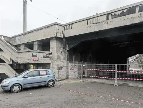  ?? Foto: Petr Topič, MAFRA ?? 30 dní na urgentní opravu „Nyní se pracuje hlavně v kanceláříc­h, kde se připravuje projekt opravy. Na samotný most se dělníci dostanou během týdne,“vysvětlila Barbora Lišková z Technické správy komunikací, proč o víkendu nebyli u mostu dělníci.