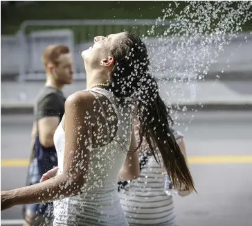  ?? PHOTO D’ARCHIVES ?? L’été dernier, des jets d’eau étaient mis à la dispositio­n des visiteurs au Festival d’été de Québec, lors des jours de grandes chaleurs.