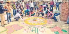  ?? ASHOK DUTTA/HT ?? Jayapur residents making a rangoli to welcome the PM who has adopted their village.
