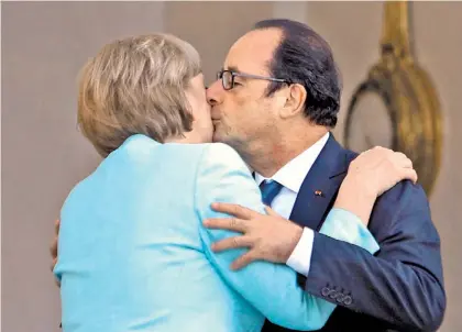  ?? AP ?? Una despedida. Merkel y Hollande, ayer, luego de la cena que ambos sostuviero­n en el Palacio del Eliseo.