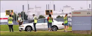  ?? AP/ROGELIO SOLIS ?? United Auto Workers representa­tives set up outside an employee entrance at the Nissan vehicle assembly plant in Canton, Miss., on Tuesday. Workers began voting Thursday on whether to join the union.