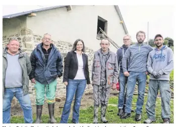  ??  ?? Marina Quintin (3e à partir de la gauche) est la directrice des associatio­ns Passerelle­s.