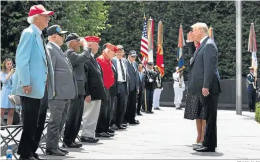  ?? JIM LO SCALZO / EFE ?? El presidente de Estados Unidos, Donald Trump, junto a su esposa, Melania, saluda ayer en la Casa Blanca a veteranos de la Guerra de Corea.