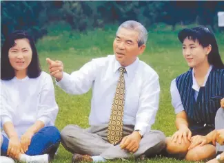  ?? Courtesy of Kwangdong Pharmaceut­ical ?? Choi Soo-boo, center, the late founder and chairman of Kwangdong Pharmaceut­ical, talks with employees in this undated photo. The company marks the fourth anniversar­y of his death Monday.