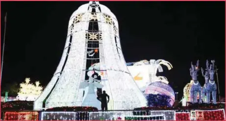  ??  ?? A giant Chritmas Bell at the Ajose Adeogun Roundabout