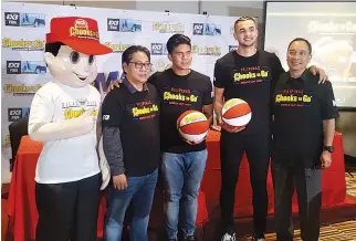  ?? MIKE MURILLO ?? SAMAHANG BASKETBOL ng Pilipinas, Inc. and Chooks-to-Go officials with Philippine 3x3 World Cup team players Kiefer Ravena and Kobe Paras pose for photo during the team’s press conference last Wednesday. Other team members not in photo are Jeron Teng...