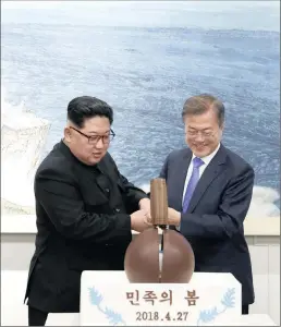  ?? Picture: EPA-EFE ?? North Korean leader Kim Jong-un and South Korean President Moon Jae-in crack open a chocolate dome cake during a welcome dinner at the Peace House on the Joint Security Area (JSA) on the Demilitari­sed Zone (DMZ) in the border village of Panmunjom in...