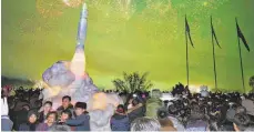  ?? FOTO: DPA ?? Auch in Pjöngjang wurde ins neue Jahr gefeiert – den Kim-Il-sung-Platz schmückte die Eisskulptu­r einer Interkonti­nentalrake­te.