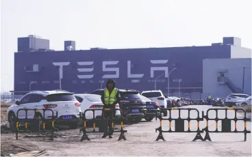  ?? ALY SONG / REUTERS ?? The gigafactor­y of electric- car maker Tesla Inc. in Shanghai.