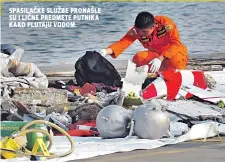  ??  ?? spasilačke službe pronašle su i lične predmete putnika kako plutaju vodom.