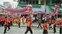  ??  ?? 巴生光华独中的九节龙­舞起来虎虎生风，让人对学生队员的精湛­技艺叹服。