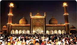  ?? PIC/ HIMANSHI BHATIA ?? A sea of devotees offer their prayers at Jama Masjid in Delhi on Sunday