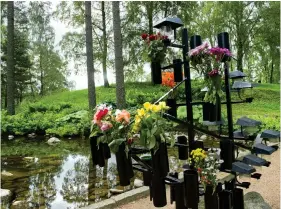  ?? Arkivbild: STEFAN BENNHAGE ?? ALTERNATIV. Ett alternativ till den traditione­lla graven är en urnlund där blommor som sätts och gravljus som tänds gäller för alla.