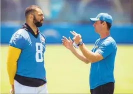  ?? ALEX GALLARDO AP ?? Los Angeles Chargers outside linebacker Kyle Van Noy (left) and head coach Brandon Staley talk after drills at the team’s practice facility in Costa Mesa.