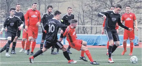  ?? FOTO: HKB ?? Der SV Gosheim (dunkle Trikots), hier beim 2:1-Sieg gegen die SpVgg Trossingen, will seine Siegesseri­e am Samstag beim SC 04 Tuttlingen fortsetzen.