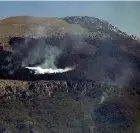  ??  ?? Il rogo L’incendio che ha distrutto sul monte Giano la pineta piantata nel 1939 per formare la parola Dux