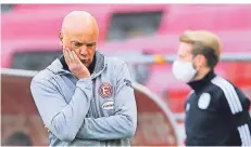  ?? FOTO: THILO SCHMUELGEN/REUTERS-POOL/DPA ?? Nachdenkli­ch: Fortuna-Trainer Uwe Rösler.