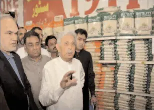  ?? -APP ?? LAHORE
Federal Minister for Industries and Production's Rana Tanveer Hussain visit of USC Store at Shadman.
