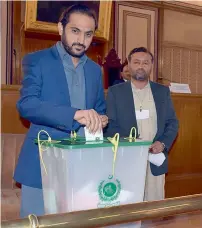  ?? APP ?? Balochista­n Chief Minister Mir Abdul Qadus Bizenjo casting his ballot in the Balochista­n Provincial Assembly. —