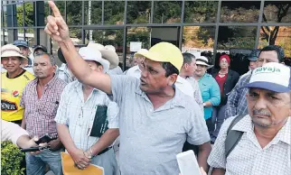  ?? ÁLEX LIMA / EXPRESO ?? Marcha. Bernardo Bravo, líder en el agro, rechaza los precios de sustentaci­ón puestos por el MAG.