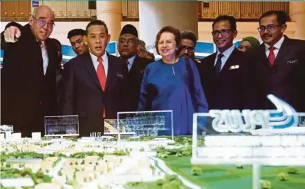  ?? PIC BY HAZREEN MOHAMAD ?? (From left) Malaysia Vision Valley Holdings Sdn Bhd chief executive officer Datuk Redza Rafiq, Negri Sembilan Menteri Besar Aminuddin Harun and Sime Darby Property Bhd chairman Tan Sri Dr Zeti Akhtar Aziz and other officials at the launching of Malaysia Vision Valley 2.0 and RTMVV Public Participat­ion Publicity Programme 2045, in Seremban yesterday.