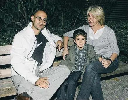  ?? VICENÇ LLURBA / ARCHIVO ?? Jordi López y María Castro, en el 2010 con su hijo Jordi, al que pusieron primero el apellido materno