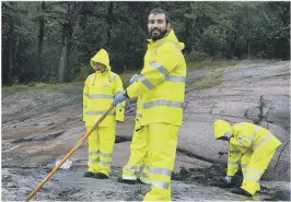  ??  ?? VÅTT: Adikl Ktkani brydde seg ikke om regnet da han ryddet søppel på Storesand.