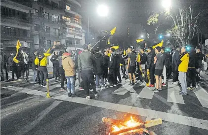  ?? MARIO QUINTEROS ?? Sostén. Hinchas de Comunicaci­ones hicieron un banderazo anoche para apoyar al equipo.