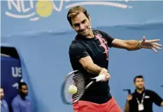  ?? EPA ?? Vor dem ersten Ernstkampf spielte Roger Federer am Kids’ Day.